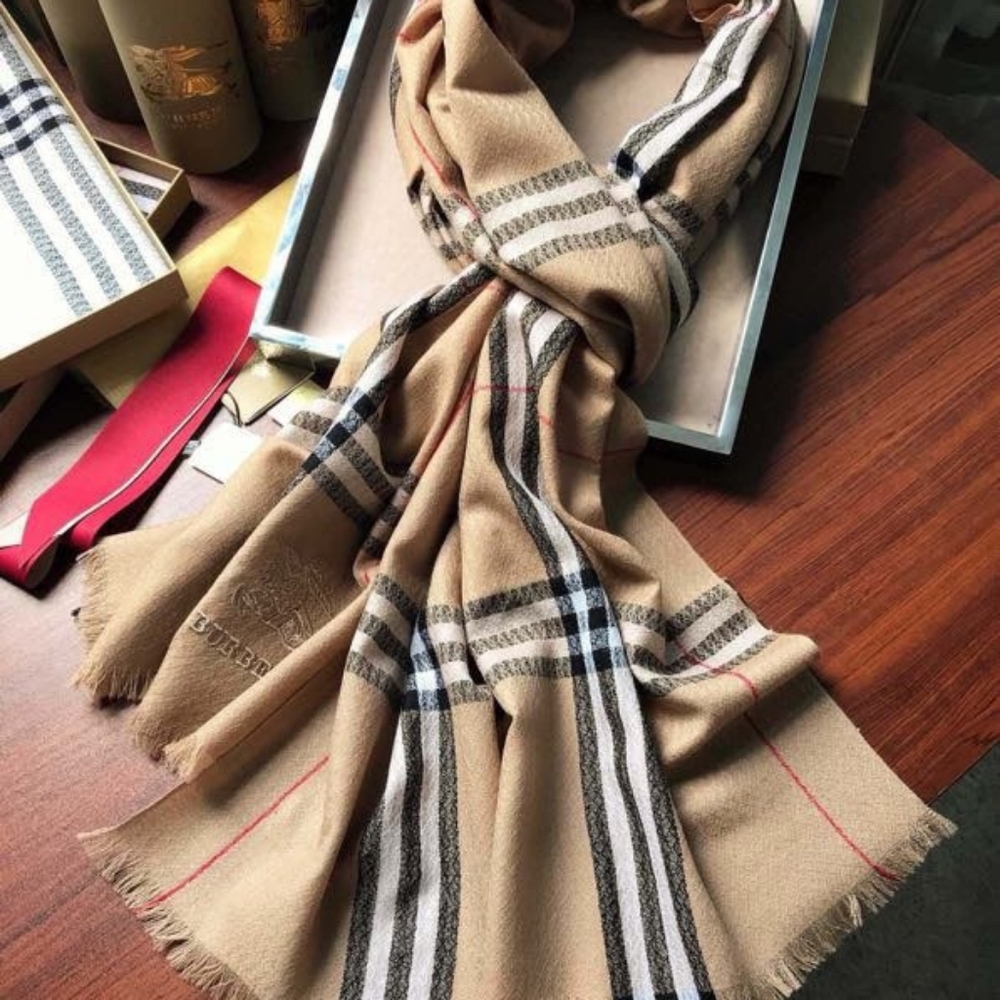 ✨🎊Authentic 💎Burberry scarfs